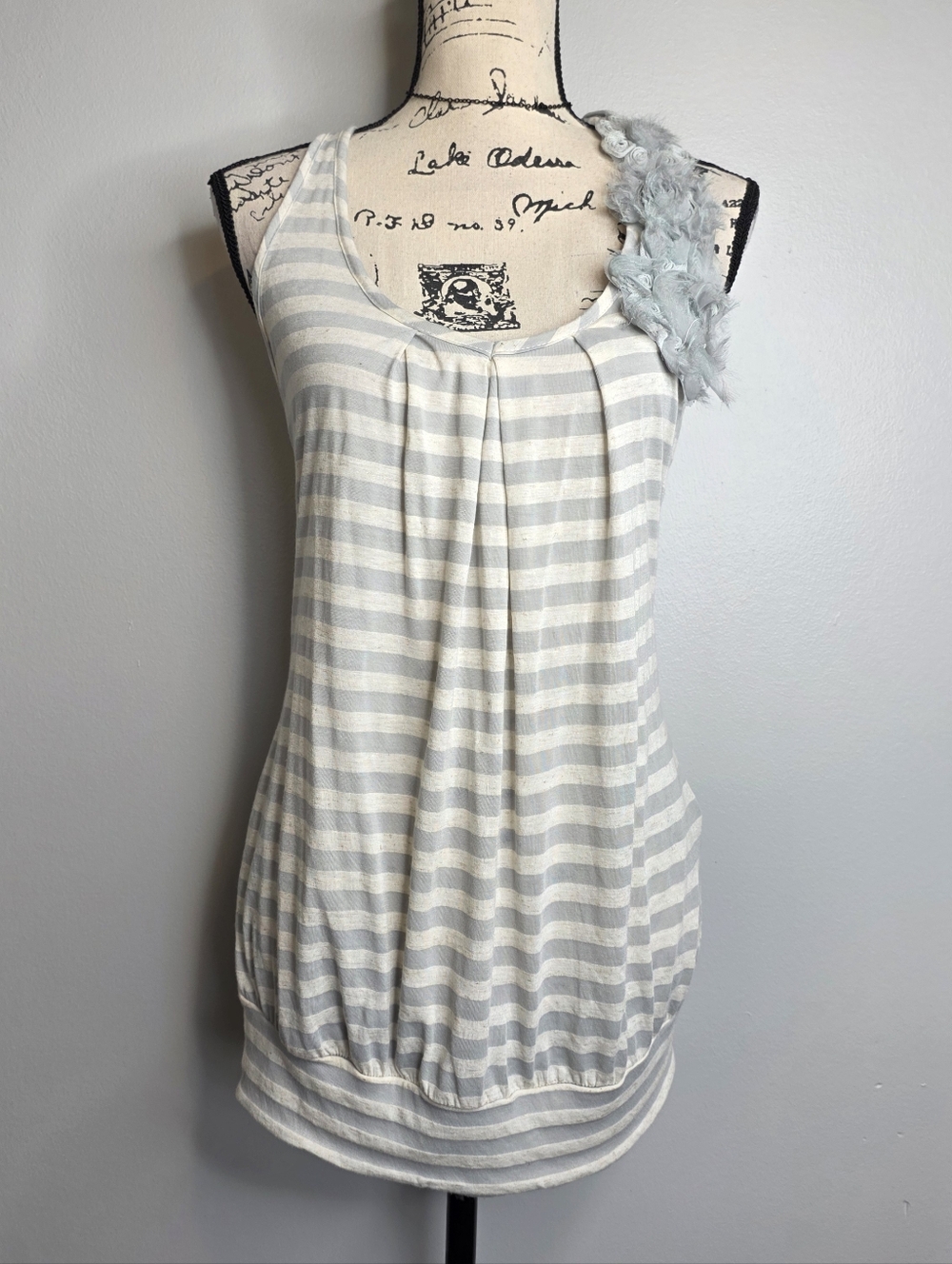 Y2k Threads Striped Cream and Light Gray Sleeveless Ruffle-Accent Tank Sz M